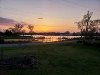 Waterfront靠近餐廳和酒吧，享有壯麗景觀的度假屋