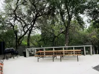 Hummingbird Cabin, located down Riverroad close to local shops and restaurants! コンカンのホテル