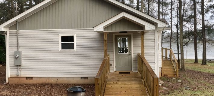 Nice cottage located on Lake Sinclair.   Lots of room with great views Hotels in Putnam County