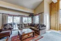 Charming Mountain Cabin Huge Condo Steps to Gondola! Pool, Hot Tub and Views! - 3-نجوم