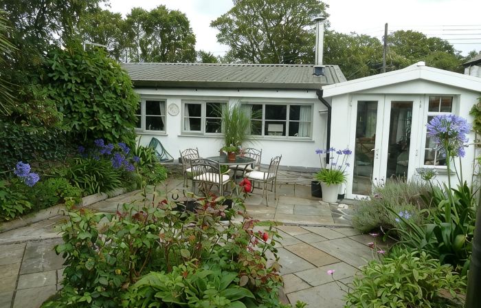 Quirky home with romantic shepherds' hut bedrooms and pretty garden near Padstow