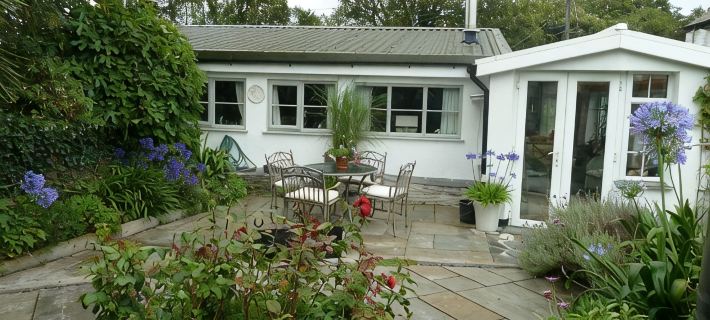 Quirky home with romantic shepherds' hut bedrooms and pretty garden near Padstow ウェイドブリッジのホテル