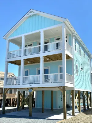 Brand New Beach House with huge private pool! 2-minute walk to the Beach ⭐️⭐️⭐️⭐️⭐️ - 4-Star