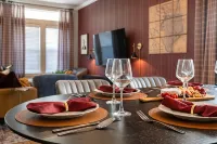 A&M Luxury Game Day House - 1 Mile to Kyle Field, Hot Tub, Fire Pit, Golf