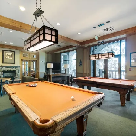 Slope Views, Cozy 2 King Beds, Pinball, Short 5 minute Walk to Everything!