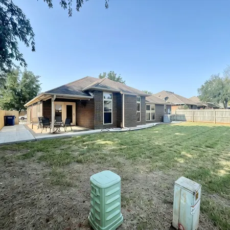 Relaxing stay in Stillwater, OK! Enjoy and relax in in this spacious home.