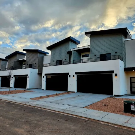 Beautiful New Kanab home with private hot tub!