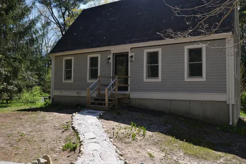 Plymouth Home, Pond and Private Beach Access - 방갈로