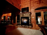 Family Lodge with Hot Tub, AC, Minutes to Lake Placid and Hiking, Pet Friendly Hotels in Jay
