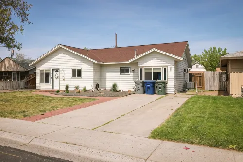 Family home, fully fenced yard with covered deck. Walk to trails and parks. - 3 ดาว