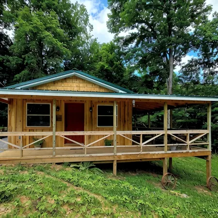 Cozy lake house w/ spacious deck, BBQ/fire pit. Boat ramp1 mi away Pet friendly!