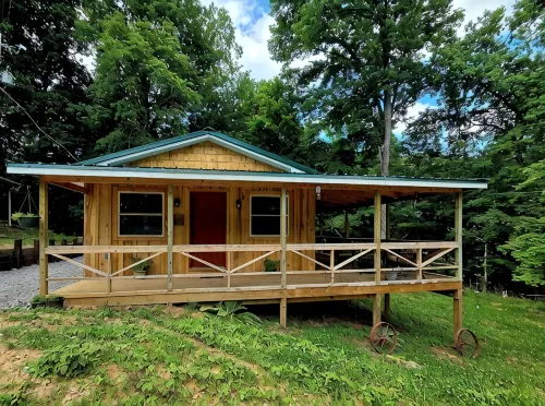 Cozy lake house w/ spacious deck, BBQ/fire pit. Boat ramp1 mi away Pet friendly!