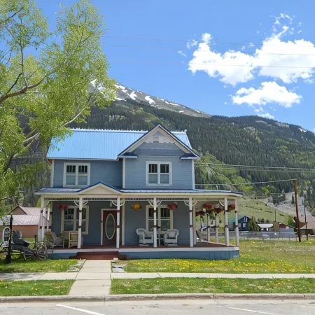 Beautifully restored Victorian Mountain home furnished with authentic antiques!