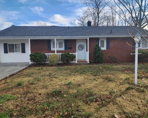 New listing! Private 3 bedroom 2 bath home with BEAUTIFUL sunroom! オルニーのホテル