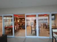 Phoenix Lodge and Waterside Accommodation - Bữa sáng