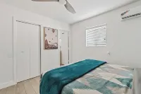 Detached Private Guesthouse - Full Kitchen, 1BD + 1BA, Parking Spot - Sleeps 2 - 방갈로
