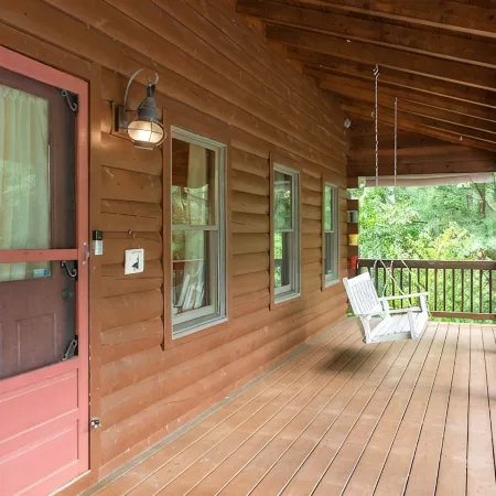 Our pondside cabin - a charming retreat with modern amenities near Wachusett Mtn
