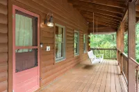 Our pondside cabin - a charming retreat with modern amenities near Wachusett Mtn