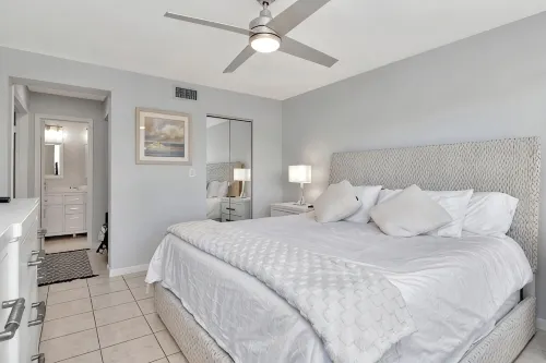 Isla Del Sol Remodeled 2 Bd/2BA Condo Close to Beaches - Private Pools