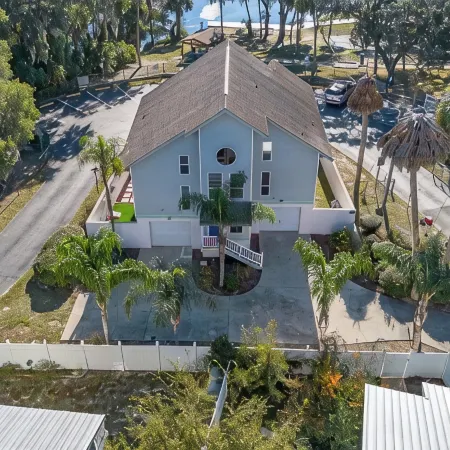 Wake up to river views:dreamy 4 bedrooms escape by the city beach in Dunnellon.
