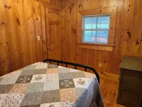 Cozy cabin in charming Kenoza Lake with WiFi, AC, pond,fire pit, lotof amenities Hotels in Delaware
