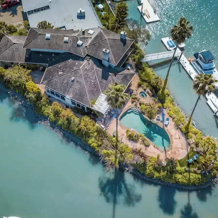 Luxury Tranquil Waterfront Haven w/Pool & Spa