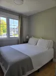 Family-friendly home on a quiet street close to everything - บังกะโล