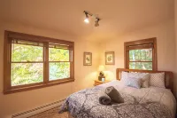 Stunning lakefront home with a boathouse, private dock, firepit and lake views - 4つ星
