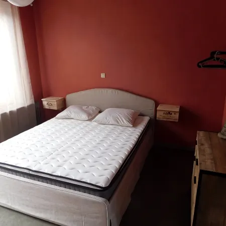Studio near station and shops, for single person or couple