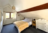 Grianain - Riverside Lodge with Mountain Views - Pensions