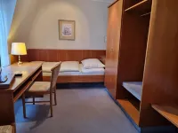 Hotel Goldene Gerste Hotels near Harheim