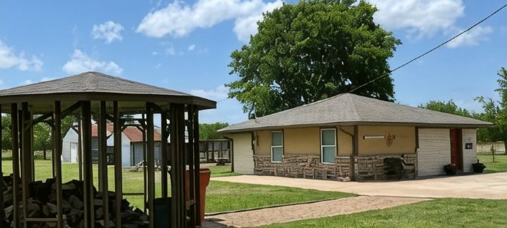 Cozy Cottage on 7 acres Hotels in Hunt County