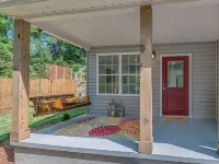 Bright New Cozy Cottage -  1/2 mi from downtown. Hotels in Tryon