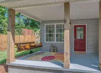 Bright New Cozy Cottage -  1/2 mi from downtown.