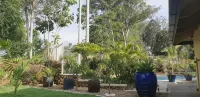 Mapleton Peaceful Provence Bnb - parking