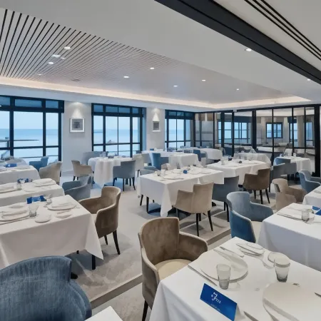 Hôtel le Nouveau Monde Отели рядом с достопримечательностью «Пляж Сийон»