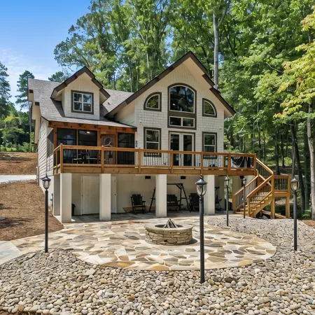 NEW Charming family friendly 3-bedroom cabin on serene Lake Keowee with Dock