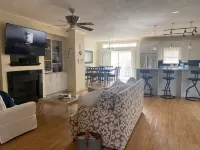 Beautiful 4-Bedroom Condo with WiFi, AC in Fabulous Florence Downtown Near Una