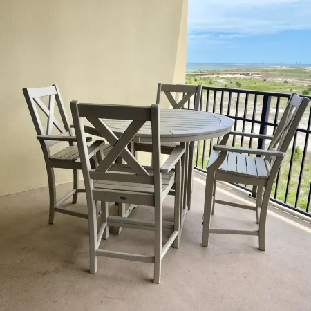 Excellent! 5- Star Beachfront Condo.