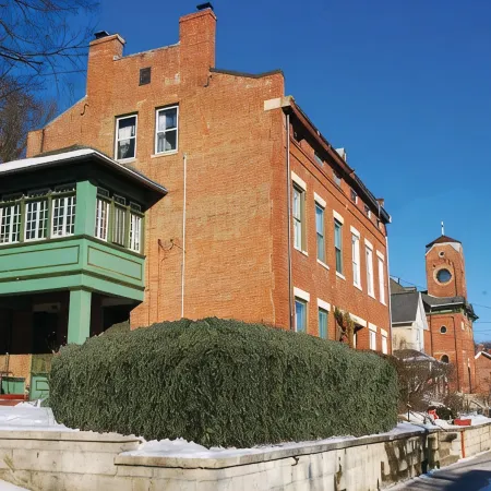 Convenient & Spacious Downtown - Private Parking Included