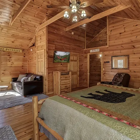 Romantic, Cozy & Beautiful Getaway Cabin, Hot Tub & Close to Parkway!