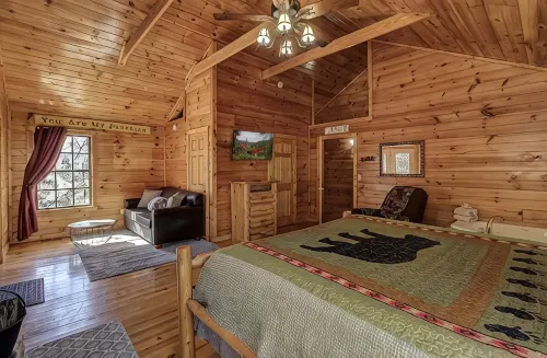 Romantic, Cozy & Beautiful Getaway Cabin, Hot Tub & Close to Parkway! - Romantic