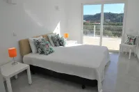 Villa 5 ch, 6 s. b., air conditioning, heated swimming pool, garden, fitness, bird watching.
