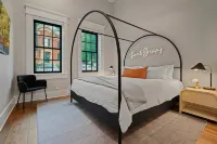 Ulysses Suites, Suite 301