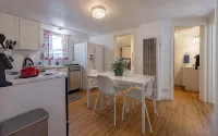 Just blocks from downtown! Cozy 2-bed, 1-bath home - sleeps 4. - 3-Star