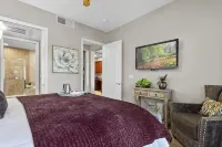 Summer City Escape into the Quite Legacy Villa Get-a-Way. Poolside View, King Bd - 4 stjerner