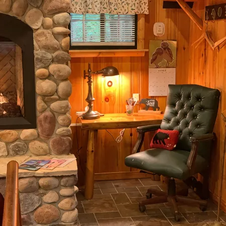 Cozy 3 Season Cabin with Gas Fireplace Heated Floors One Bedroom Studio