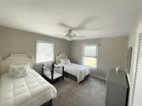 Unbeatable location - 4 houses to beach, 5BR, 3BA, walkability! - 욕조