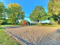 Spacious 6-Bed 3-Bath Retreat Next to park—ideal for Family & Group Getaways