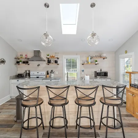The Lyellton House: 6 Bd 4Ba - Steps to Shops & Shore - Pet Friendly
